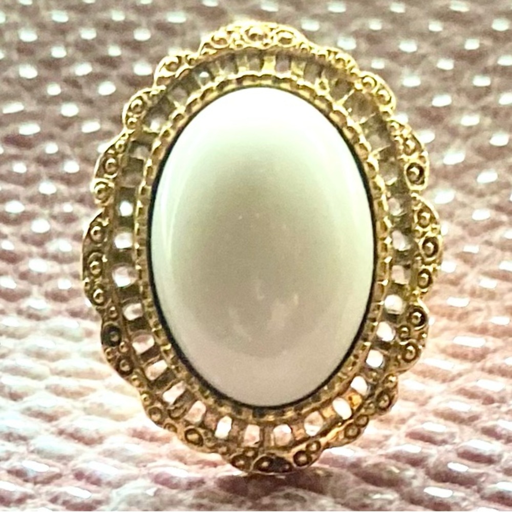 Earrings Vintage Gold Tone Filigree Around Off White Smooth texture pierced
